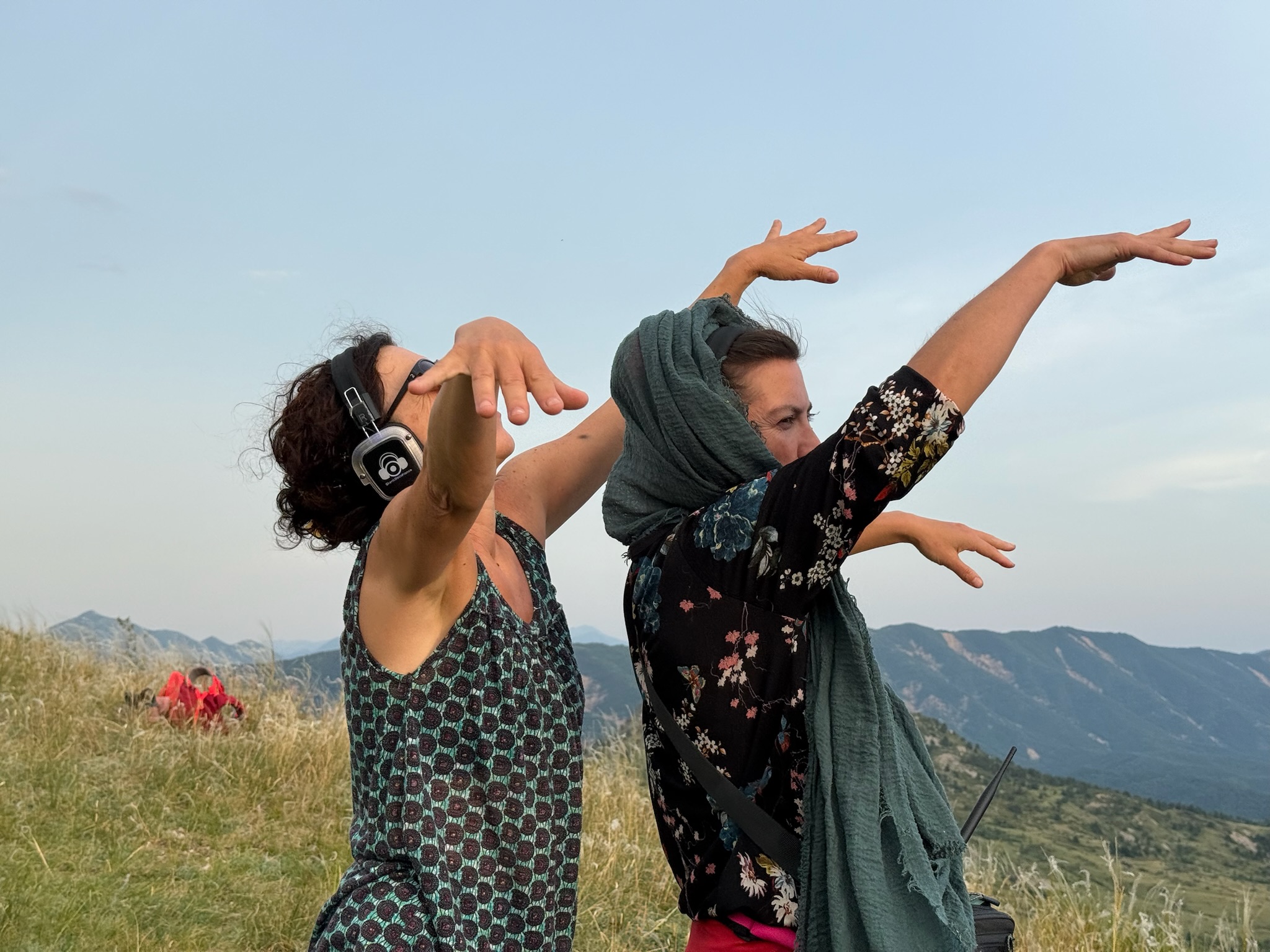 Deux femmes dansant librement en montagne