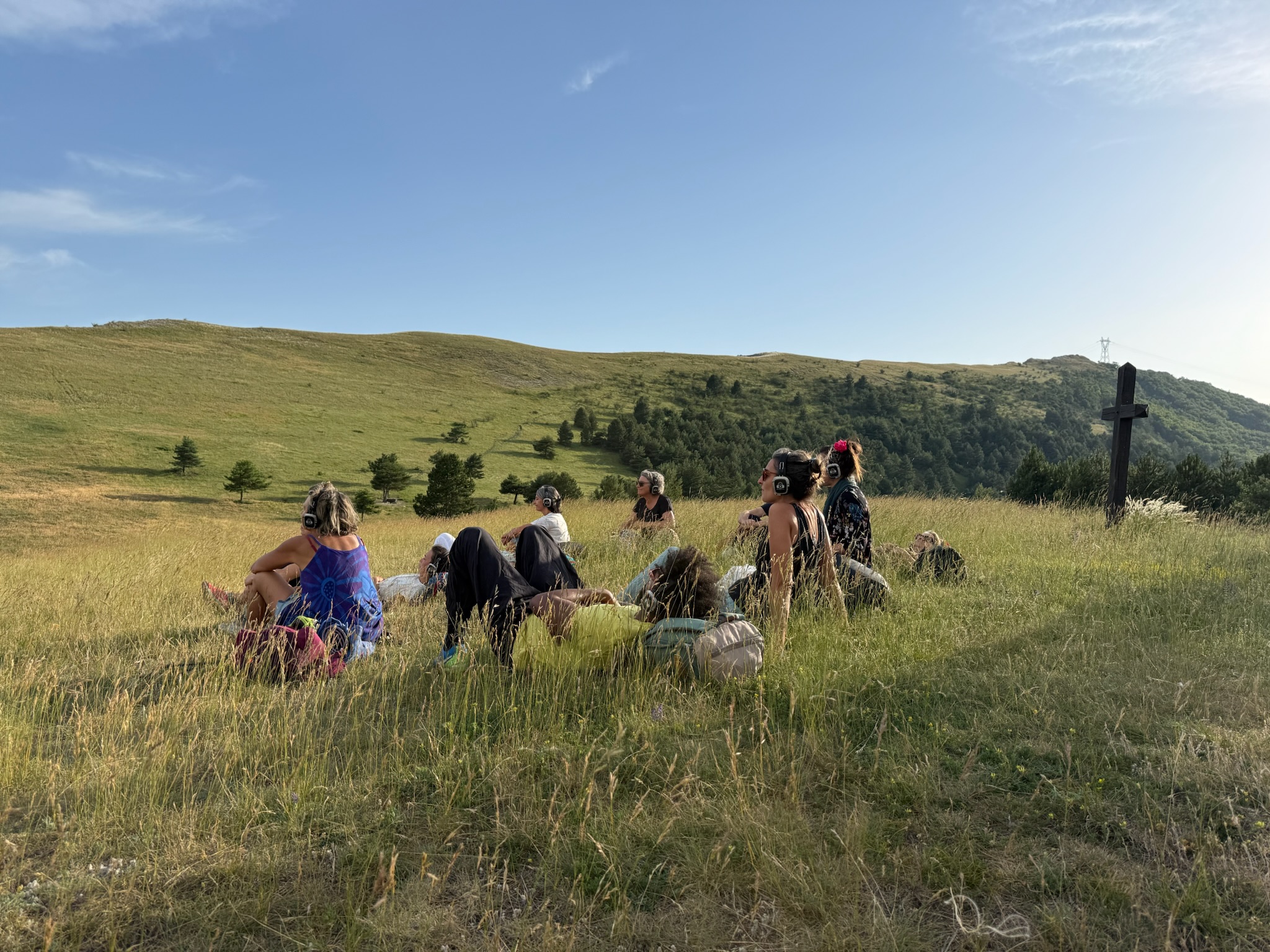 Groupe assis face au paysage