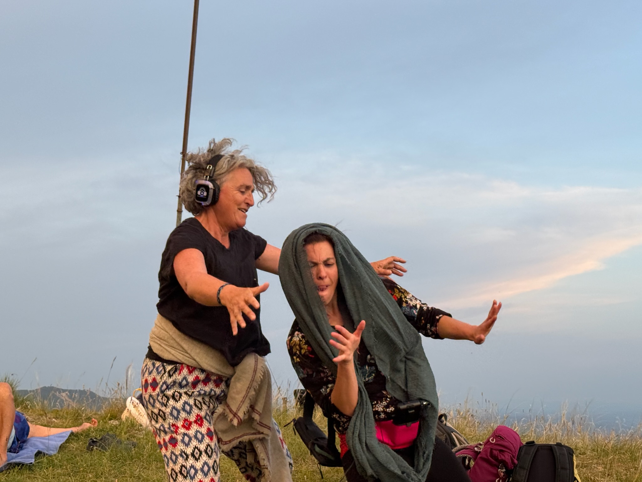 Deux femmes dansant librement en montagne