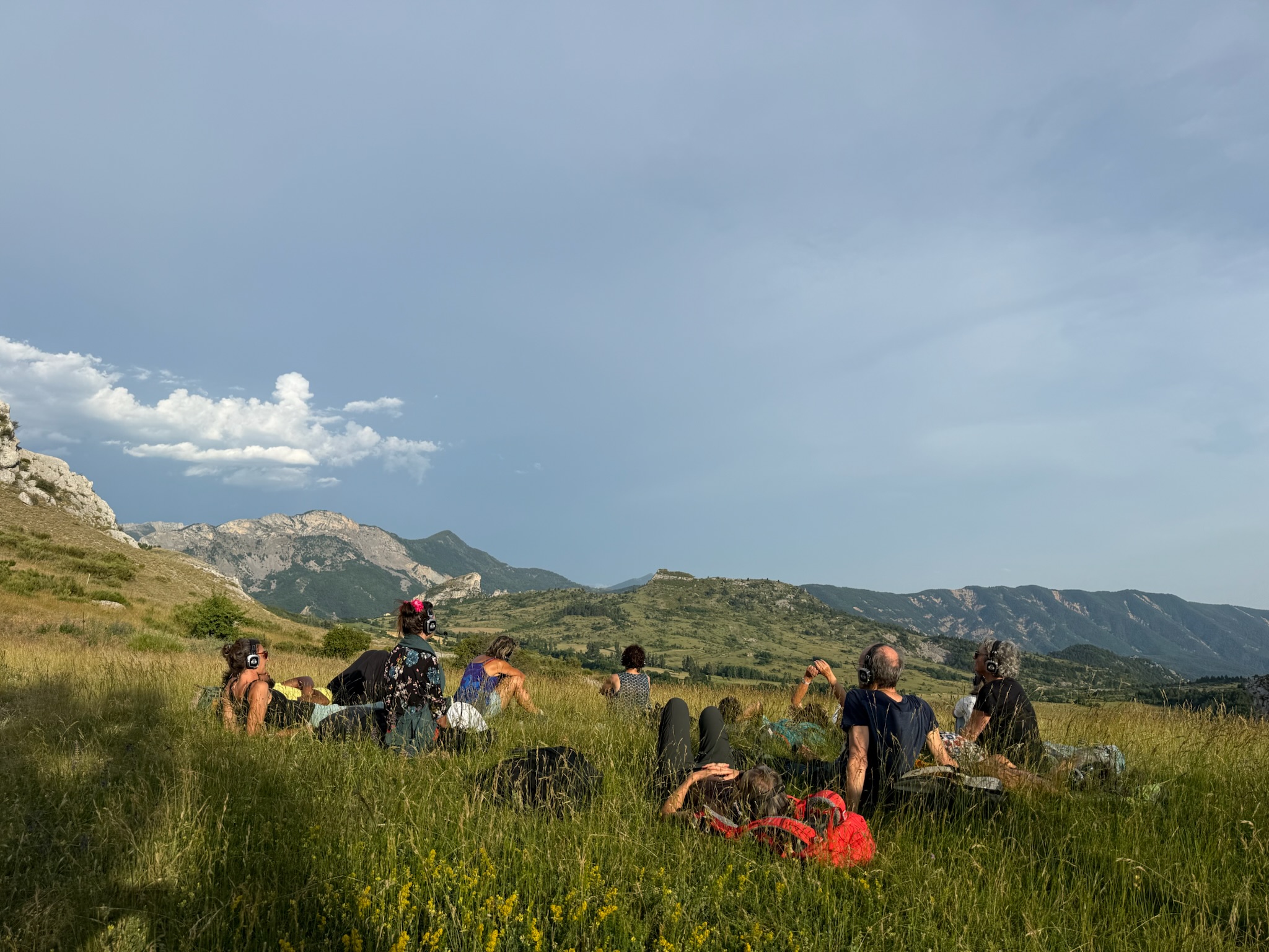 Cercle dans la prairie, orage au loin