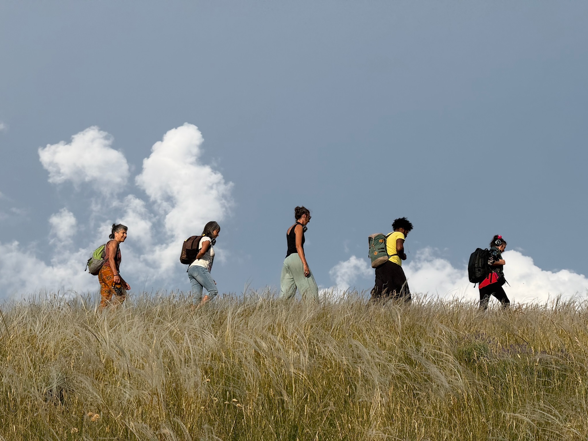 Marche en crête au-dessus des nuages