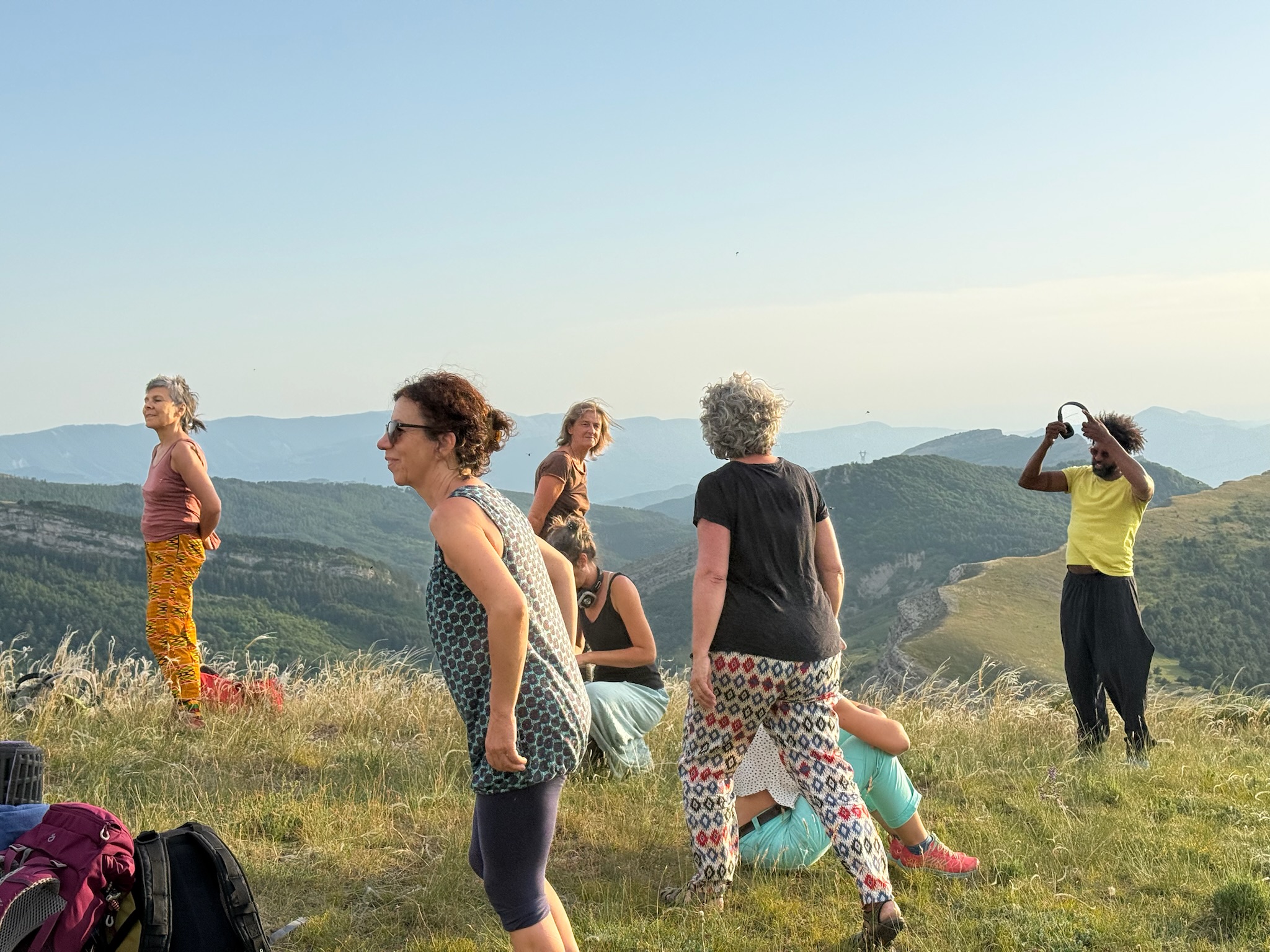 Mouvement collectif face aux montagnes