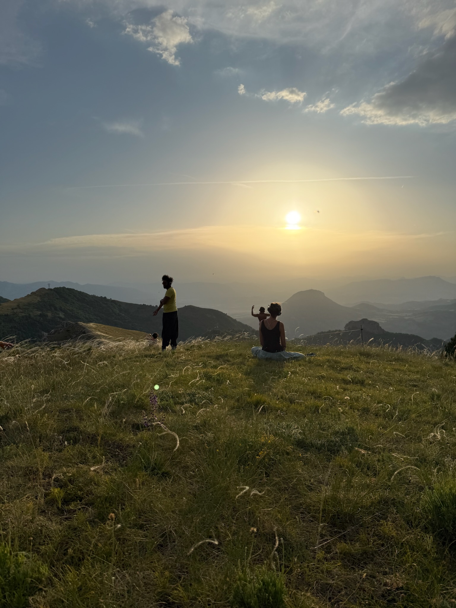 Assise en silence, coucher de soleil sur la vallée