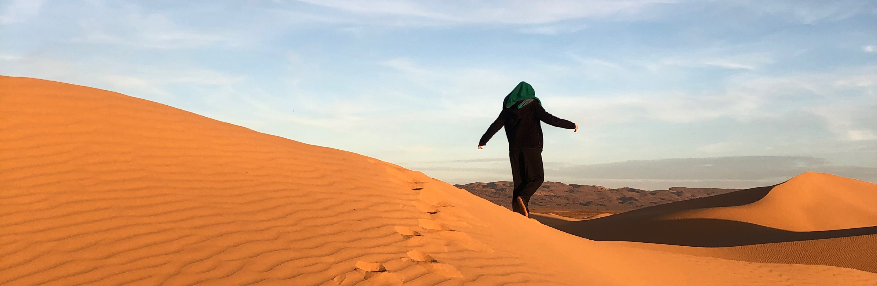 Marche dans les dunes au lever du jour