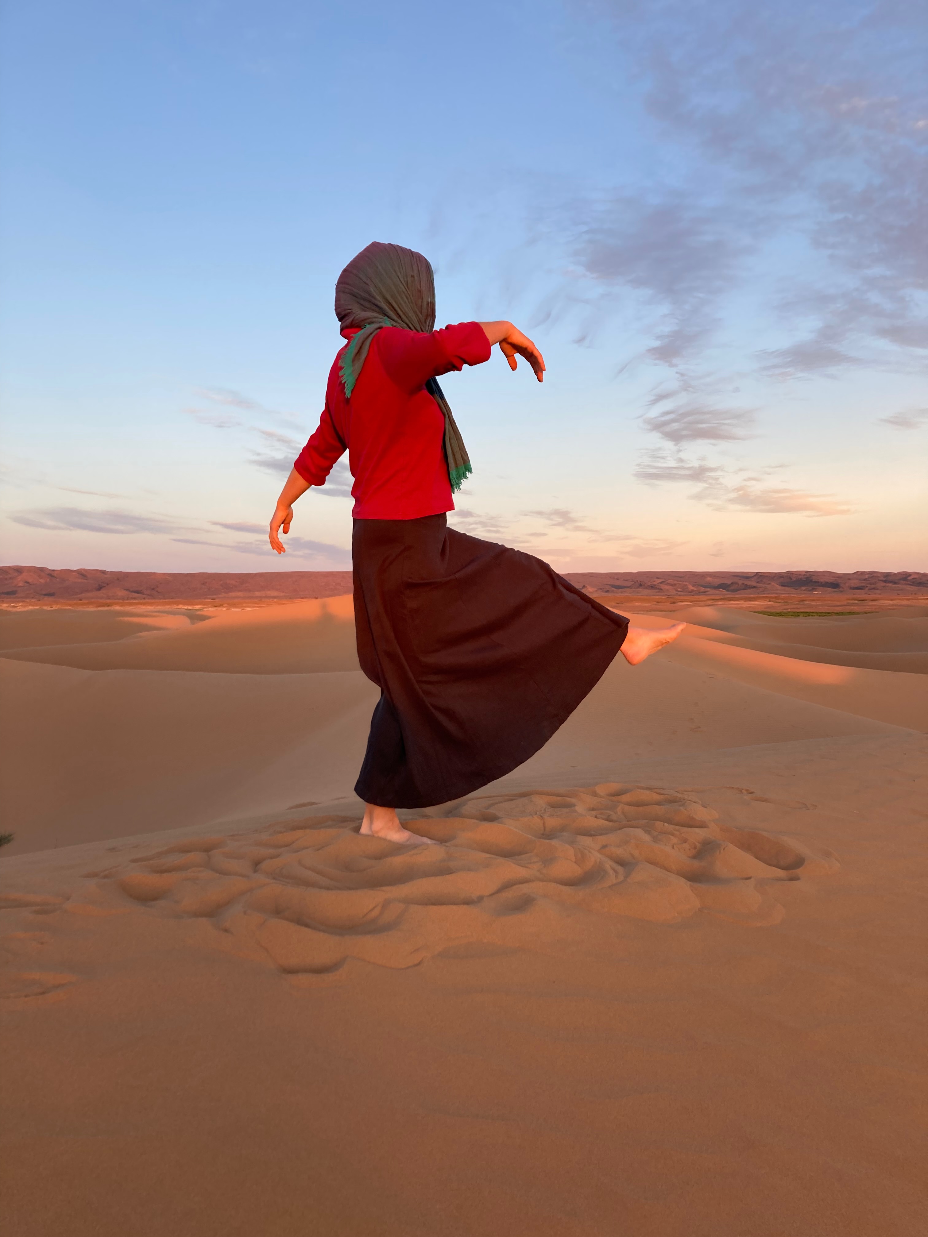 Lisa dansant sur les dunes au coucher du soleil