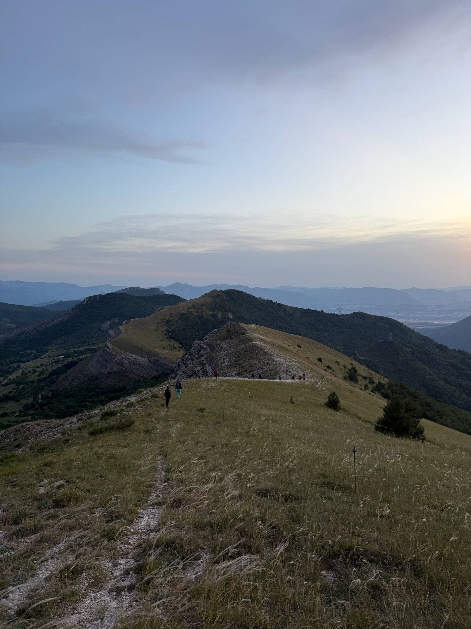 Randonnée en montagne au crépuscule